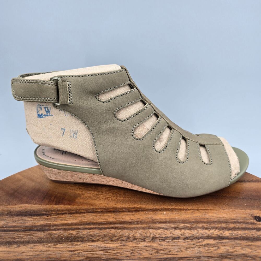 Clarks Sandals Womens 7 M Olive Nubuck Leather Abigail Sing Wedge Cutout Strappy